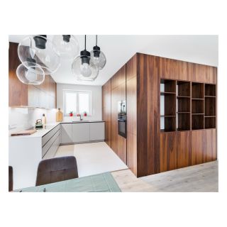 Kuchyně, která vás okouzlí na první pohled ✨ Přírodní dřevodekor ořechu a jemný šedý lak tvoří dokonalou souhru barev a...