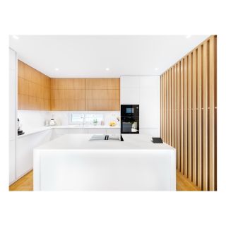 Bílá s dřevodekorem? Nestárnoucí klasika, která nikdy nezklame ✨ Moderní lamelová příčka dodává interiéru styl, lehkost a...