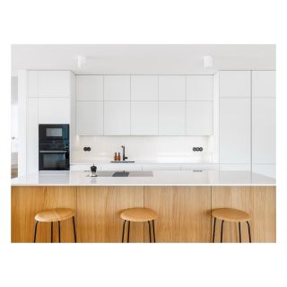 Máme hotovo! ✅ Kombinace bílé RAL 9003 🤍, přírodní dubové dýhy 🌳 a kamenné desky Technistone Noble Arco 🪨 působí nadčasově...