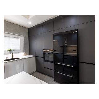 ✨ Další kuchyňská linka právě dokončena! ✨ Bílá mat a grafitově šedá mat dodávají prostoru moderní eleganci a útulnost. 🤍🖤...