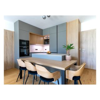 ✨ Další realizace, další inspirace! Kuchyň na míru v elegantní kombinaci dřevodekoru a šedého odstínu. Praktické řešení s...